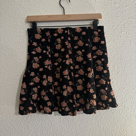 American Eagle Floral Mini Skirt - Picture 2 of 9